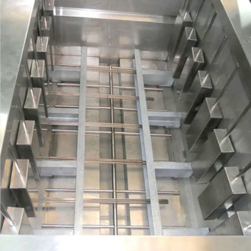 Immersible ultrasonic transducer plates setup for industrial cleaning